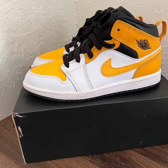 Like New Kids' Jordan 1 Mid PS "University Gold" Sneakers - Picture 8 of 10